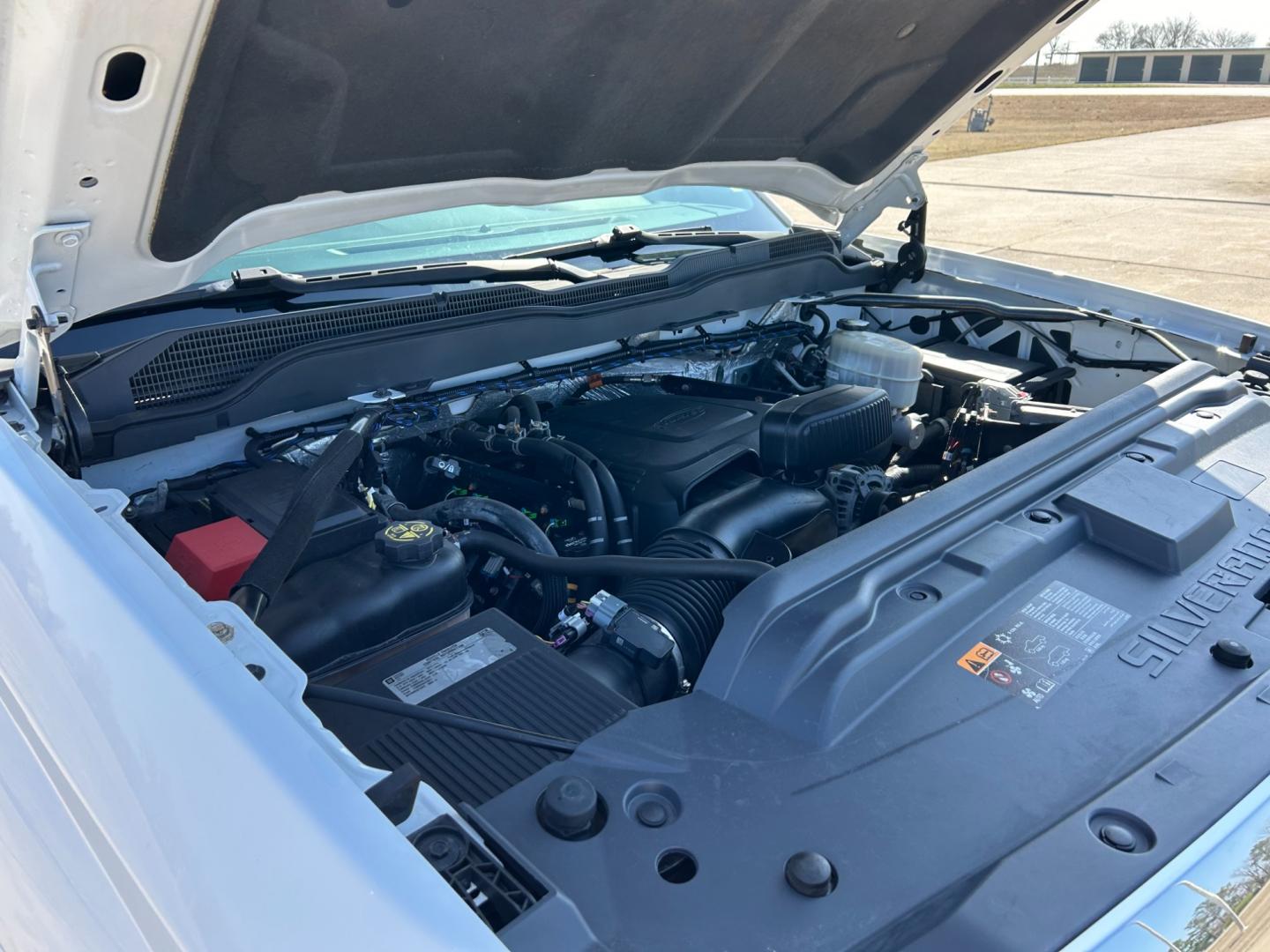 2015 White /Gray Chevrolet Silverado 2500HD Work Truck Double Cab 4WD (1GC2KUEB4FZ) with an 6.0L V8 OHV 16V CNG engine, 6A transmission, located at 17760 Hwy 62, Morris, OK, 74445, (918) 733-4887, 35.609104, -95.877060 - Photo#21